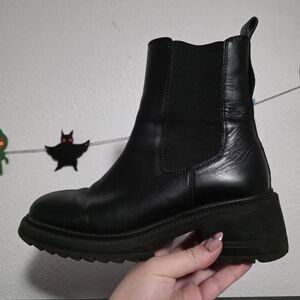 Steve Madden Black Platform Chelsea Boot - Women